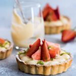 Тарталетки с заварным кремом и клубникой
